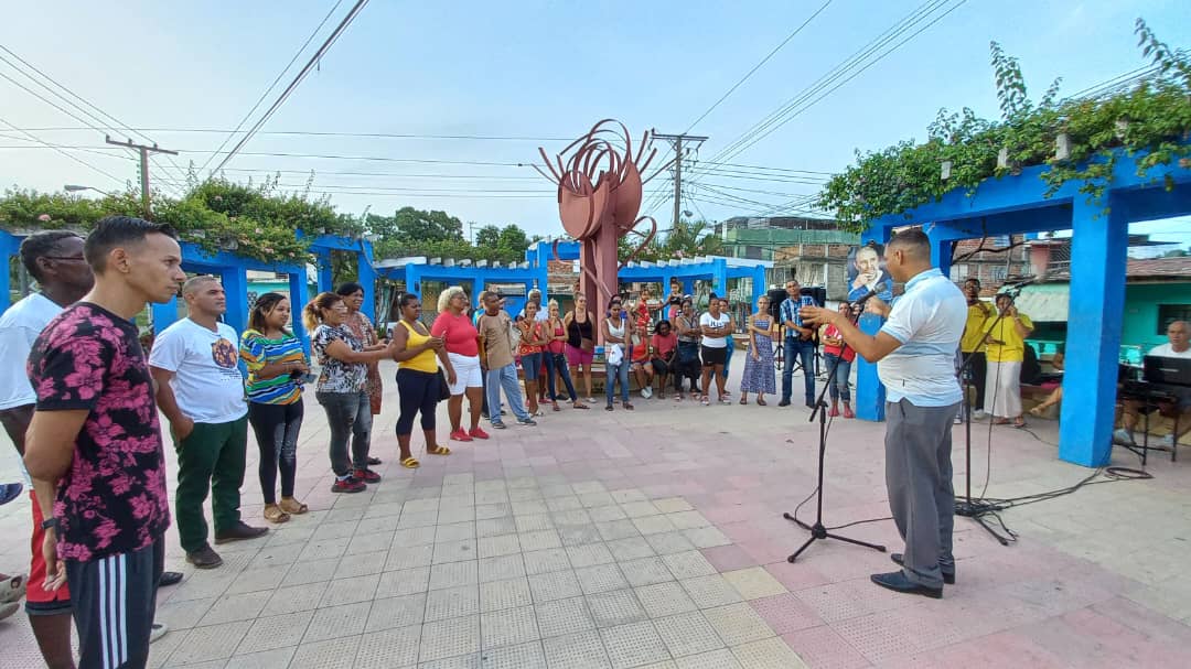 🇨🇺 Hoy en el consejo popular Pastorita de #Guantanamo se desarrolló un barrio debate, presidido por el Presidente del Tribunal Provincial Popular, las autoridades del Gobierno y otros factores, dialogaron sobre las drogas y otros  delitos.
#JuntosPodemosMas
#UnidosPorCuba