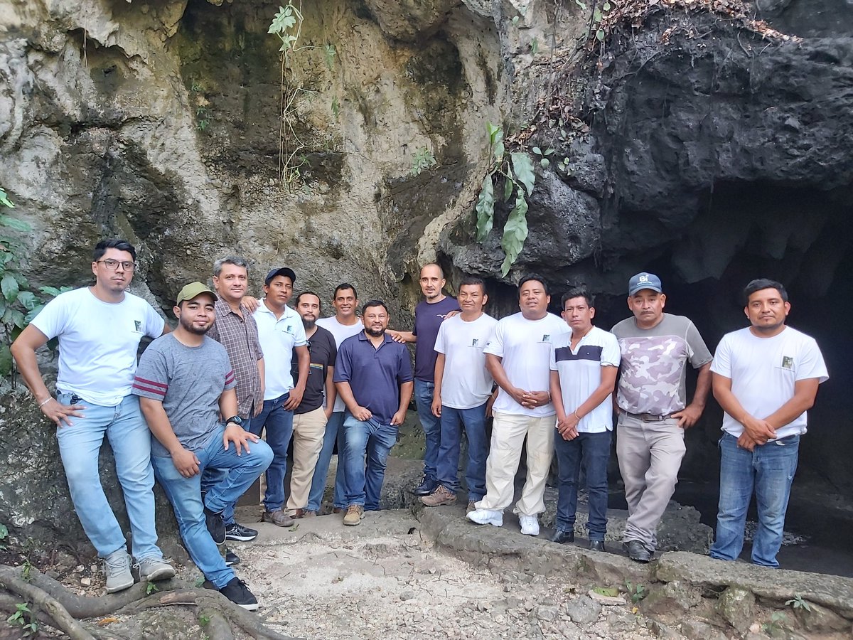 RLandaverry13E's tweet photo. #MasculinidadesPositivas 
🌅 Talleres de Masculinidades Positivas con el equipo humano de #ProPetén.  Reflexiones sobre la deconstrucción del sistema hegemónico patriarcal y machista, y búsqueda de caminos de consciencia para la equidad y equilibrio. Educador #RobertoLandaverry https://t.co/GemZBLpoLt