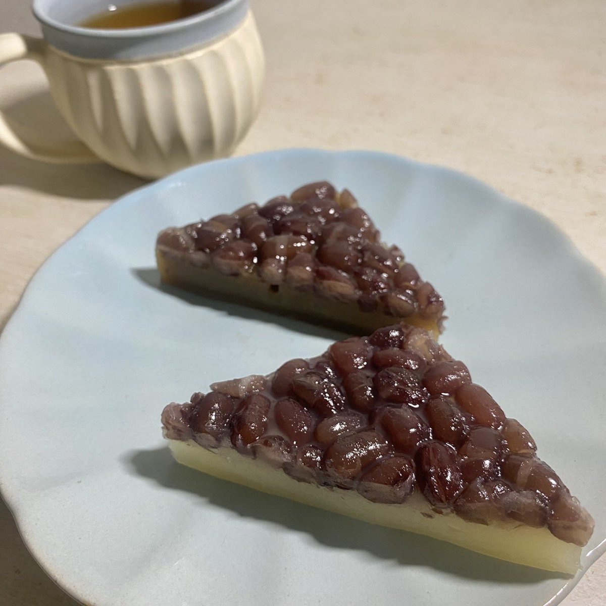 tawaraya_unryu's tweet image. もうすぐ #夏越の祓 ですね。

写真のお菓子は #水無月 という、氷に見立てた三角形の外郎と、邪気を払うと言われる小豆をのせた、夏越の祓ならではのお菓子です🫘

この半年は、皆様にとってどのような半年間でしたか？
水無月を食べながら、ゆっくり思い返してみてもいいかもしれませんね🍀