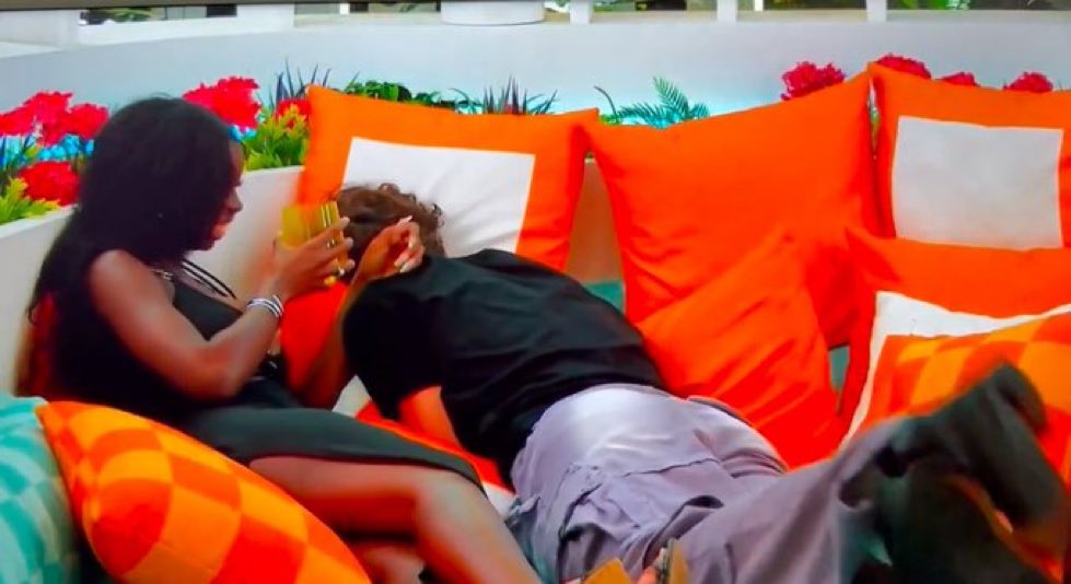 itybityminnie's tweet image. The man is literally giggling and kicking his feet after kissing her… forced chemistry where?? #loveislandsusa