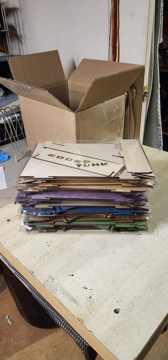 Flying__Feline's tweet photo. Edge Punk Comic Book Stand Commission COMPLETE and ready to ship!
@EdgePunk171900
@DeathMetalHero
@Tokumei_LLC
#comicbookstand #magazineofthefuture #laser #flyingfelineproductions #flyingfelinedesigns https://t.co/mVNQKcUp3W