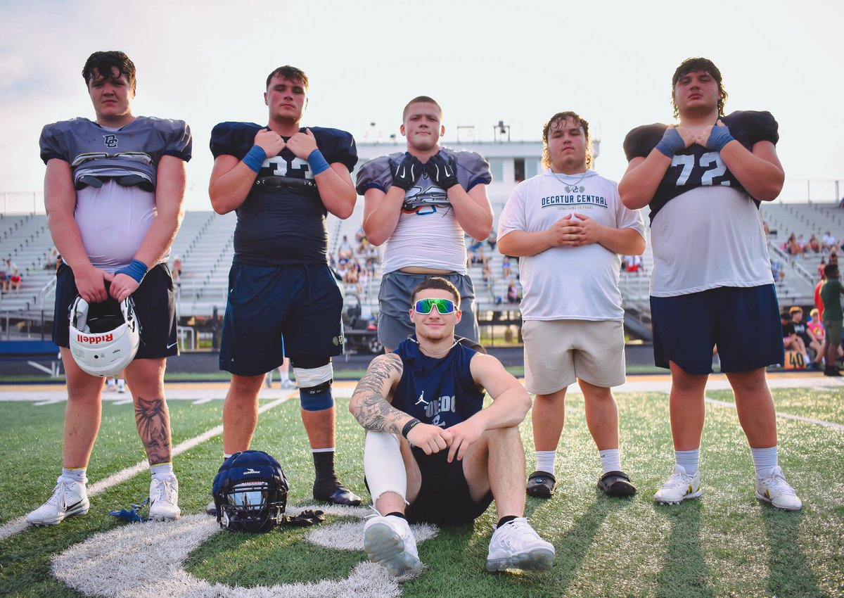 Our version of Varsity Blues 🤣
💙💛🦅🏈
📸: <a href="/SarahSurber56/">Sarah Surber</a>