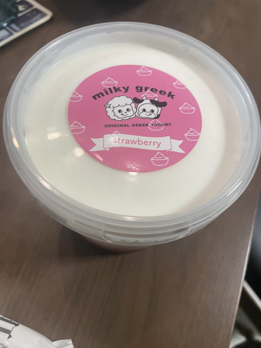 dannagohan2's tweet image. 木下マリアさんが経営するmilky greekを通販しました！！！
まずはクリーミーヨーグルトをいただきました🍦
甘味がさっぱりしつこくなくて、優しい味でした、美味かった^_^
生のいちごがおいしい😋

配送も早いしパッケージ可愛い🚚

今日の夜はグリークヨーグルトオレオ食べます

#milkyGreek