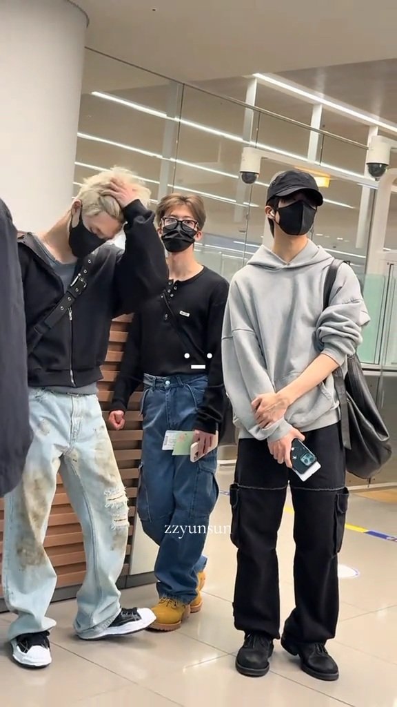 jaemin looks so smoll between jeno &amp; jisung 😭🤏🏻