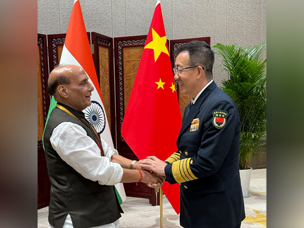 ani_digital's tweet photo. Rajnath Singh meets Chinese counterpart General Don Jun, says "Incumbent on two nations to maintain positive momentum"
Read @ANI Story | https://t.co/dvzAkpQ5n1
#India #China #RajnathSingh #DonJun https://t.co/RDjBAy94PK