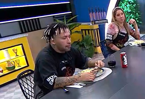 AinardDibuja's tweet photo. Con mucha pena pero sabemos que Zumba está con un pie más afuera que adentro. 😩
#EGCF #ElGranChefFamosos https://t.co/ZfWMaTM2Ou