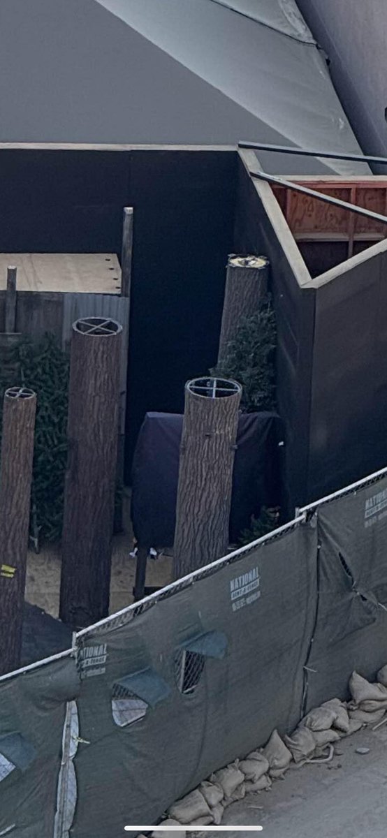 mostlvdhated's tweet photo. @john_murdy @UniStudios It seems to be covered now, so what you’re saying is the sign is being pulled to be redesigned for this particular maze? https://t.co/imHio5rqWX