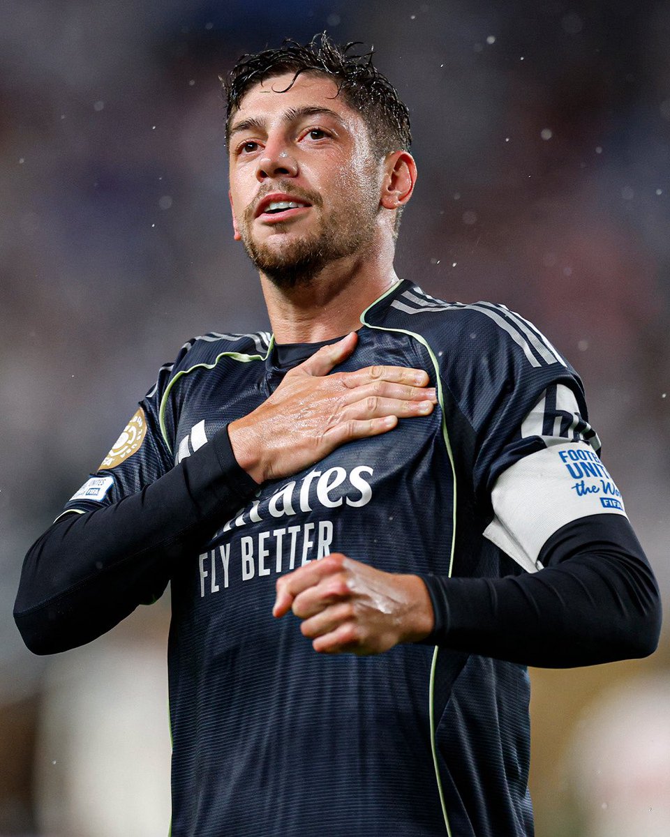 The captains armband looks so GOOD on him.