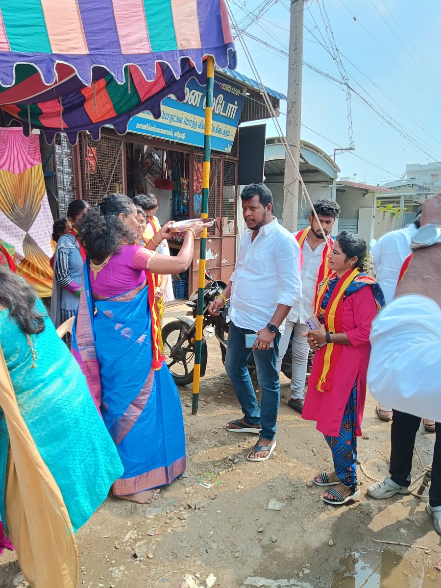 தளபதி ரசிகனாக கரம் பிடித்து தளபதி மனதை வென்றாய் 
தளபதி கட்சியில் நின்று மக்கள் ஆசியை பெற்றுவிட்டாய் 
அனைவருக்கும் அணையா விளக்காக! மக்களுக்கு உருதுனாயக உன்னதமான உள்ளத்தினை உடையவரே !
அன்புடன்  இனிய பிறந்தநாள் நல்வாழ்த்துக்கள் அண்ணா 💐💐💐💐 <a href="/Balajierodetvk/">Balaji M</a>