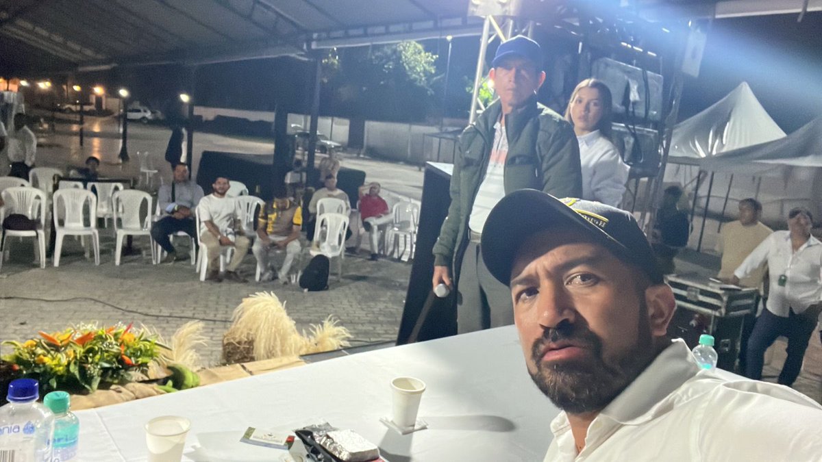 Es una costumbre ya… nos quedamos hasta la hora que sea a escuchar hasta el último campesino que tenga un proyecto de desarrollo rural.

Son las 9.35 de la noche. Aquí nos quedamos… 

Somos el Corazón de la Reforma Agraria
