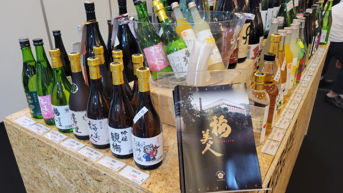 taichiro_kun01's tweet photo. 同じ愛媛仲間の商品も並んでいました(^^)/
八幡浜の梅美人酒造様の梅酒・ウイスキー🍷
宇和島のげんき本舗様のドライフルーツ🍊
愛媛にはおいしいものがたくさんあります😊
こだわって、愛情込めたものは必ず伝わる！

#鯛一郎クン
#株式会社タイチ
#今日の知っておき鯛 https://t.co/S0NymiKNaM