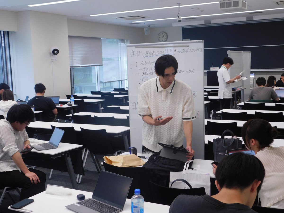 医学部4年次「基礎-臨床統合演習」では、実際の症例をもとに病歴や臨床検査の結果等から患者の問題点をグループディスカッションで明確にし、診断と治療までの思考プロセスを学びます。発表会は臨床現場のカンファレンスでみられるようなレベルの高い活発な議論となりました。