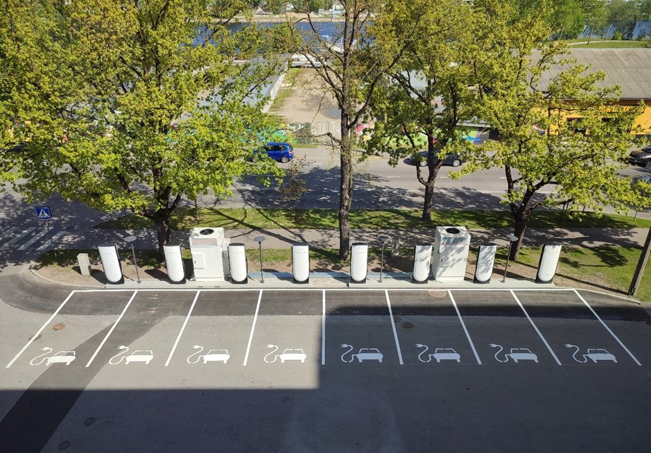 TeslaCharging's tweet photo. First Supercharger Opening in Estonia 🇪🇪: Parnu, Estonia (8 stalls) 
https://t.co/C6qBvGsghR https://t.co/b4TeodvRXH