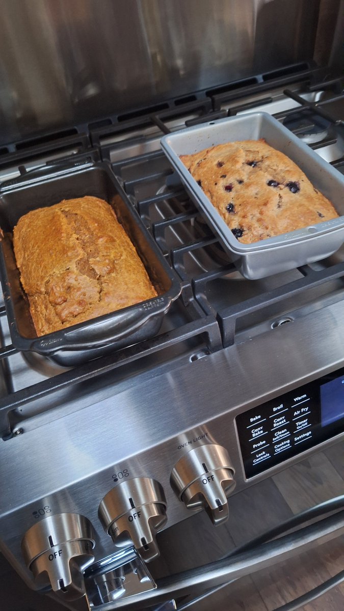 LMBooksWorm's tweet image. Pumpkin &amp;amp; Blueberry loaves fresh out of the oven.....these are the healthier versions w/whole wheat flour &amp;amp; cane sugar. 😊😊

#baking #healthy #breakfastbread