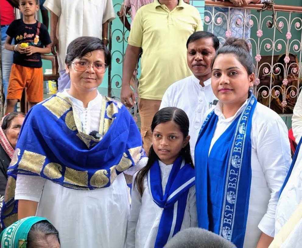 आदरणीया बहन जी बीएसपी में महिलाओं की भागीदारी पर विशेष ध्यान दी हैं।

आदरणीया बहन जी बीएसपी में महिला नेताओं को तैयार कर चुकी हैं।

बीएसपी की इन महिला मिशनरियों ने सभी का दिल जीत लिया है।

बीएसपी सरकारों के कार्यों को जमीनी स्तर पर समाज के घरों तक पहुँचाने का कार्य कर रही हैं।