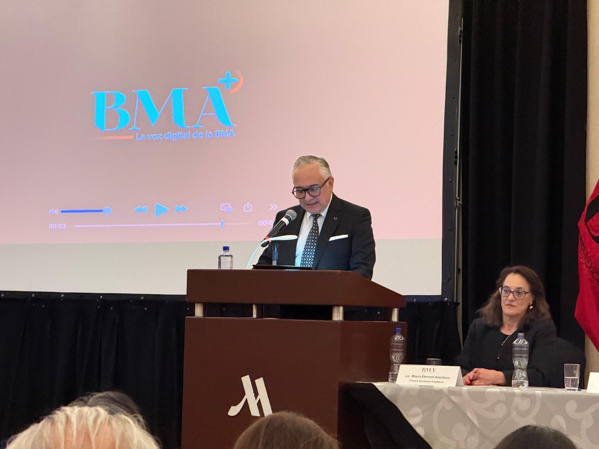 BMA_Abogados's tweet photo. Se lleva a cabo la ceremonia de presentación de la foto oficial de nuestro ex-presidente @oleavabogado, el discurso de presentación de los misma fue realizado por nuestro también ex-presidente @HectorHerreraO6 https://t.co/q304zWF1G9