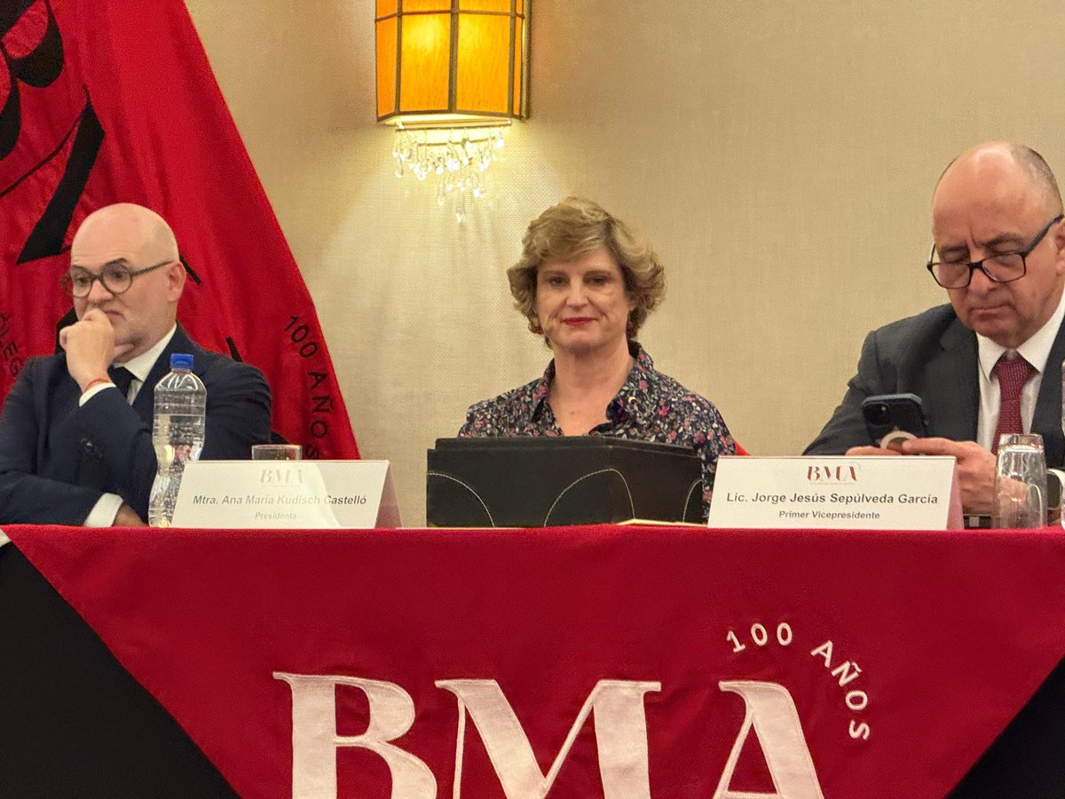 BMA_Abogados's tweet photo. Se lleva a cabo la ceremonia de presentación de la foto oficial de nuestro ex-presidente @oleavabogado, el discurso de presentación de los misma fue realizado por nuestro también ex-presidente @HectorHerreraO6 https://t.co/q304zWF1G9