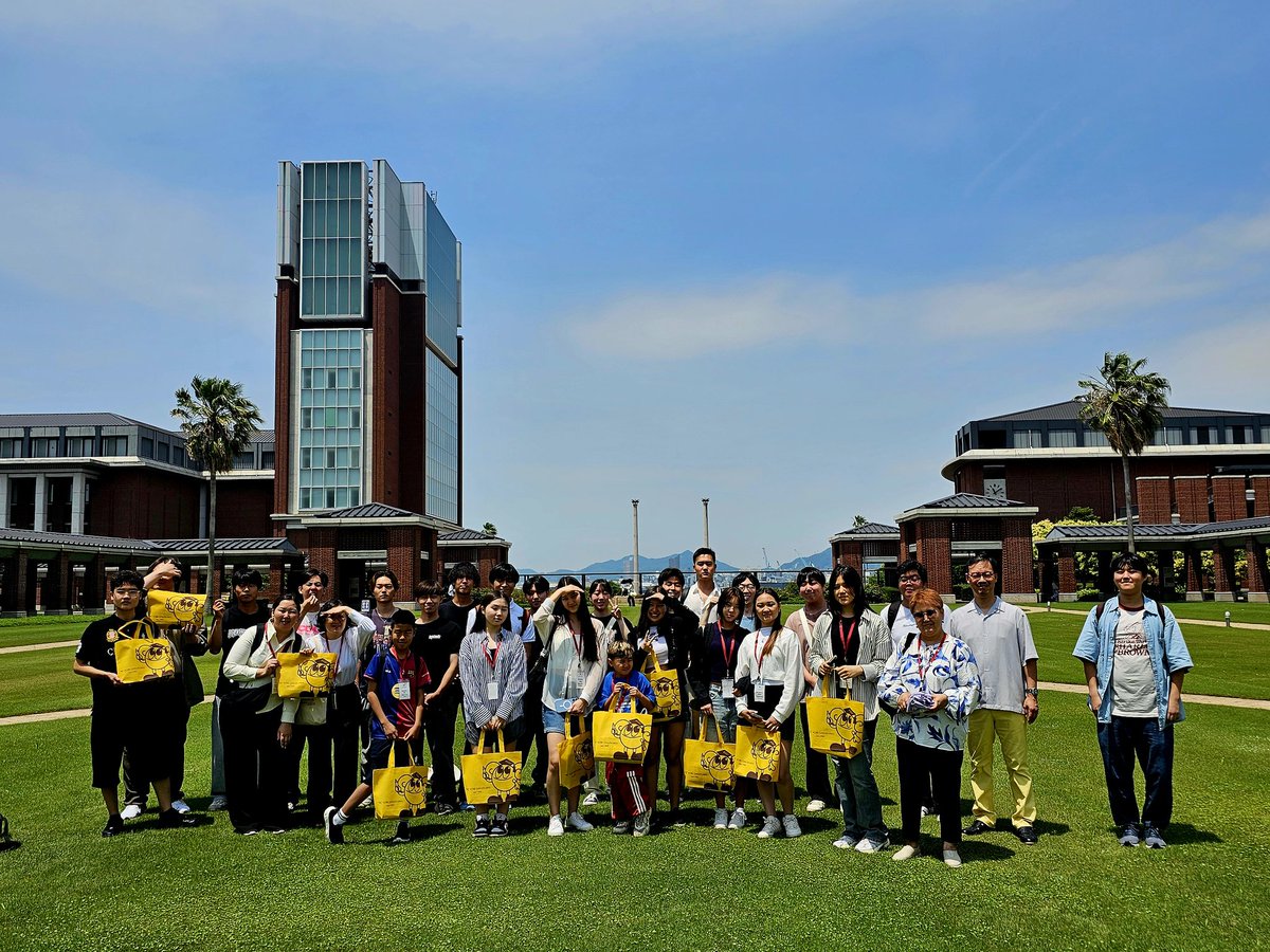 今日午前は、本学で博士号を得た🇰🇬キルギス人OGのご紹介で、同国の私立小中高一貫校｢天才学校｣を中心に、9～17歳の日本で進学に関心があるキルギス人生徒が来学、ゼミ生と交流会を開きました。｢天才学校｣は日本式の教育を行っており、日本語教育も充実。🇰🇬伝統の帽子｢カルパック｣を被って一枚。