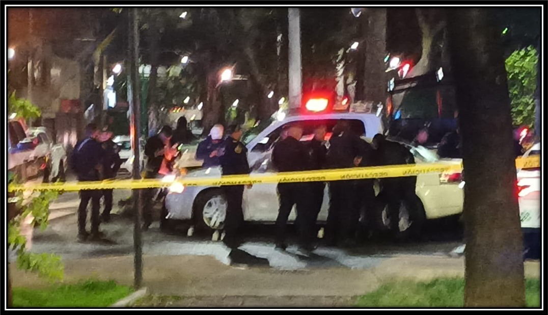 CI_CDMX's tweet photo. #AlMomento || Muere hombre a bordo de su vehículo, tras ser baleado por sujetos que viajaban a bordo de una motocicleta.

Los hechos ocurrieron en el cruce de la avenida #Cuitláhuac y #Calle8, colonia #Pro_Hogar, @AzcapotzalcoMx.

Elementos de la #SSC_CDMX resguardan la zona, se espera el arribo de los Servicios Periciales.

Descanse en paz 🕊.