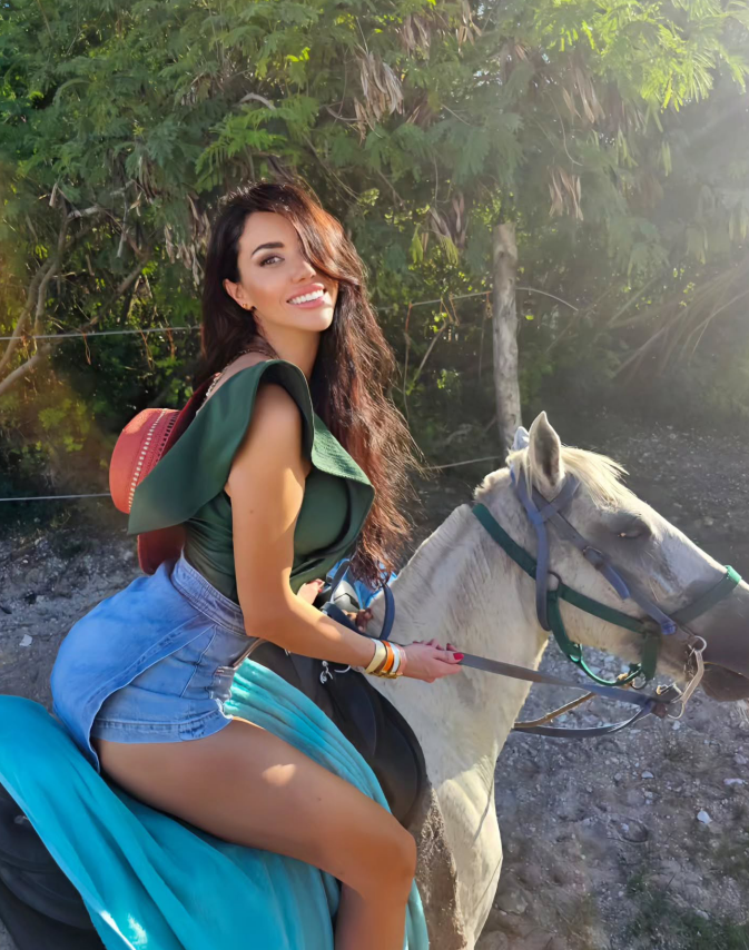 Victoria__121's tweet photo. Hooves in the dirt, head in the clouds ☁️
#HorseLife
#EquestrianVibes
#RiderLife
#HorseLover
#ManeAttraction https://t.co/ztCfpnJV7B