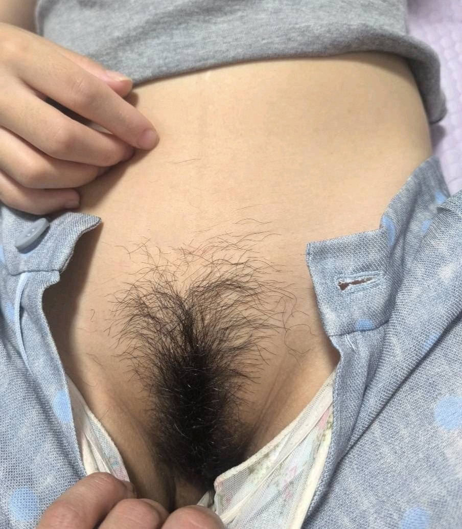 扒开媳妇裤子，给兄弟们发发福利，之前剃过毛，现在又长长了，不知道大家喜欢光秃秃还是逼毛浓密呢 #西安029  #夫妻交換  #夫妻互换  #内裤