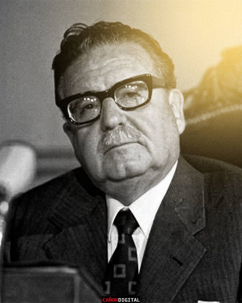 Hoy recordamos a Salvador Allende, nacido un 26 de junio de 1908. 🌹

Médico y líder socialista que apostó por el cambio desde la democracia. Su compromiso con el pueblo chileno fue inquebrantable hasta el final. 🇨🇱

#SímboloRevolucionario ✊
#4619SiempreMásAllá 💪