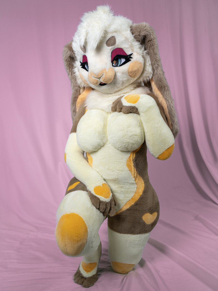 I am now on my way to #Anthrocon in Pittsburgh!!! I am so excited to see everyone there!!! 💖

I'll see y'all soon!!! And of course, feel free to say hi if you see me~~ 😊