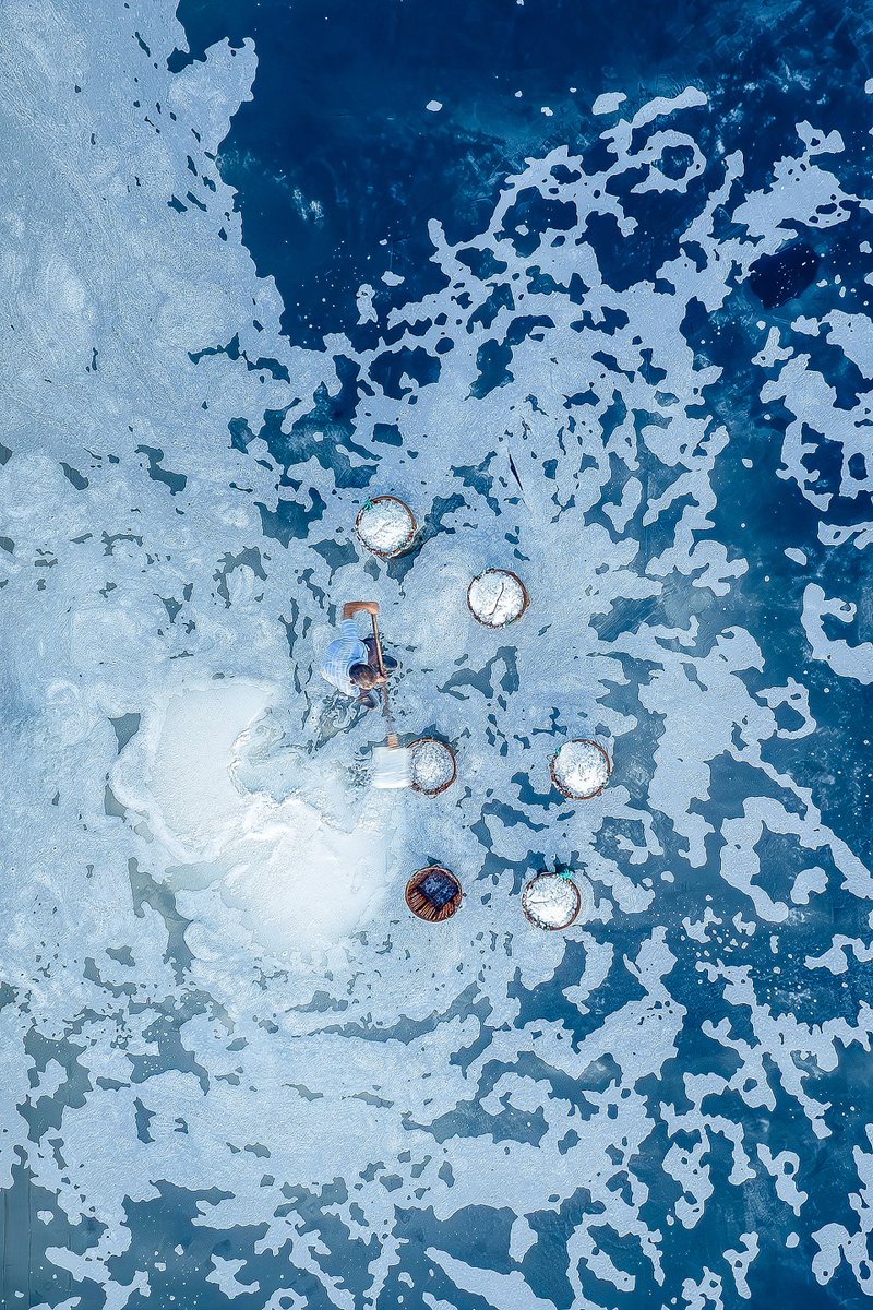 TTuyu32853's tweet photo. Witnessing the fascinating artistry of handmade salt fields. The intricate patterns and the vast stretches of shimmering pools create a truly unique landscape where nature's elements meet human craft. So captivating! ✨🧂 #SaltFields #HandmadeSalt #Nature #LandscapePhotography https://t.co/IMGA3uQquR
