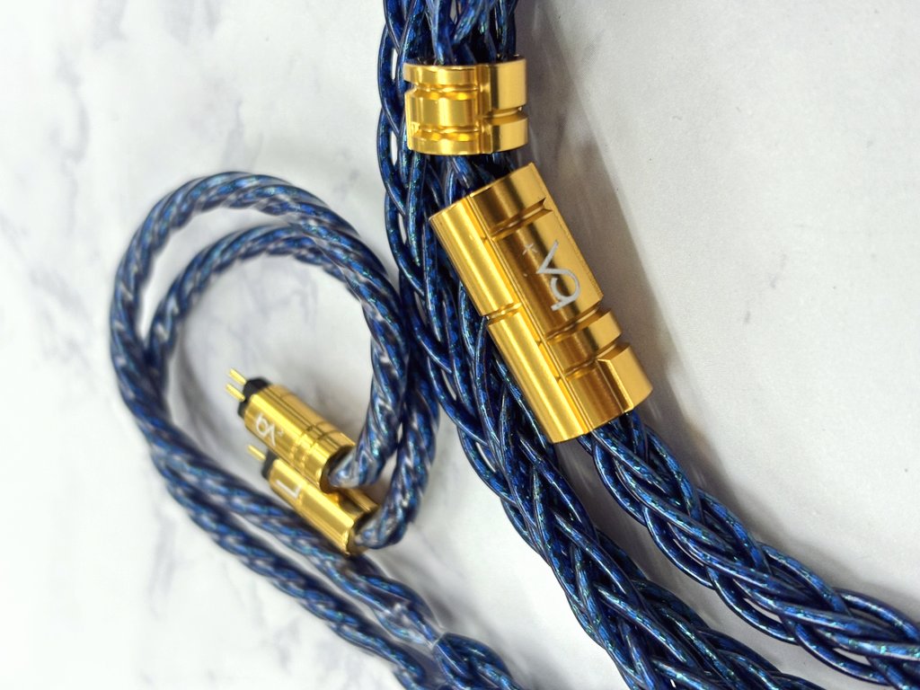 e_earphone_NPB's tweet photo. 【新製品・試聴機展示開始情報📢】 
＼本日、6月27日発売／
進化し続けるHadalシリーズ

#BeatAudio
『Hadal MKIII 8W （Custom - 4.4mm ）』
当店試聴機ございます
 
サウンドが深く、透明度が高く、没入感を与える低域…
複雑なレイヤーで構成された音楽を滑らかに。

以前のHadalシリーズの銀合金コアを純銅シャフトへ更新し、低域性能と奥行を向上し、更に中域とのバランスを調整。
高域寄りのデバイスに適したサウンドを実現し、低域の強調を抑えられます。

このバランスはHadalシリーズの音質コンセプトになる高域の伸びを実現しつつ、明瞭なサウンドを維持しながら低域を中央コアより提供し、それぞれの領域が対立しない設計となっています。

中央コアに高密度な絶縁体により、移動中のクッション性と安定性を提供。
外側には異なる性質のリボン金属をそれぞれマイクロコーティング施しています。
それぞれリボン金属は異なる長さで生成され、それぞれ中高域と中低域を支えます。
リボン金属の長年の経験をもとにそれぞれの導体長さが相当する周波数へ与えるように最適化し、４つの異なる構造によって高いセパレーションを実現。

サウンドが深く、透明度が高く、没入感を与える低域、複雑なレイヤーで構成された音楽を滑らかに仕上げます。

広いサウンドステージを実現し、高域楽器の音を余すことなく再現。
低域成分の多い音楽も伸びがある正確なトーンを提供しつつ、その他成分とのバランスの取れた鮮明かつ暖かみのあるサウンドを実現。

 材料を増やしてケーブルの厚み増しとは裏腹に、柔軟性は今までのHadalシリーズ同様に非常に高く、タッチ音を抑えています。
 
ぜひ当店にてご試聴・ご覧くださいませ！！
#eイヤホン #eイヤ大阪日本橋本店 #リケーブル