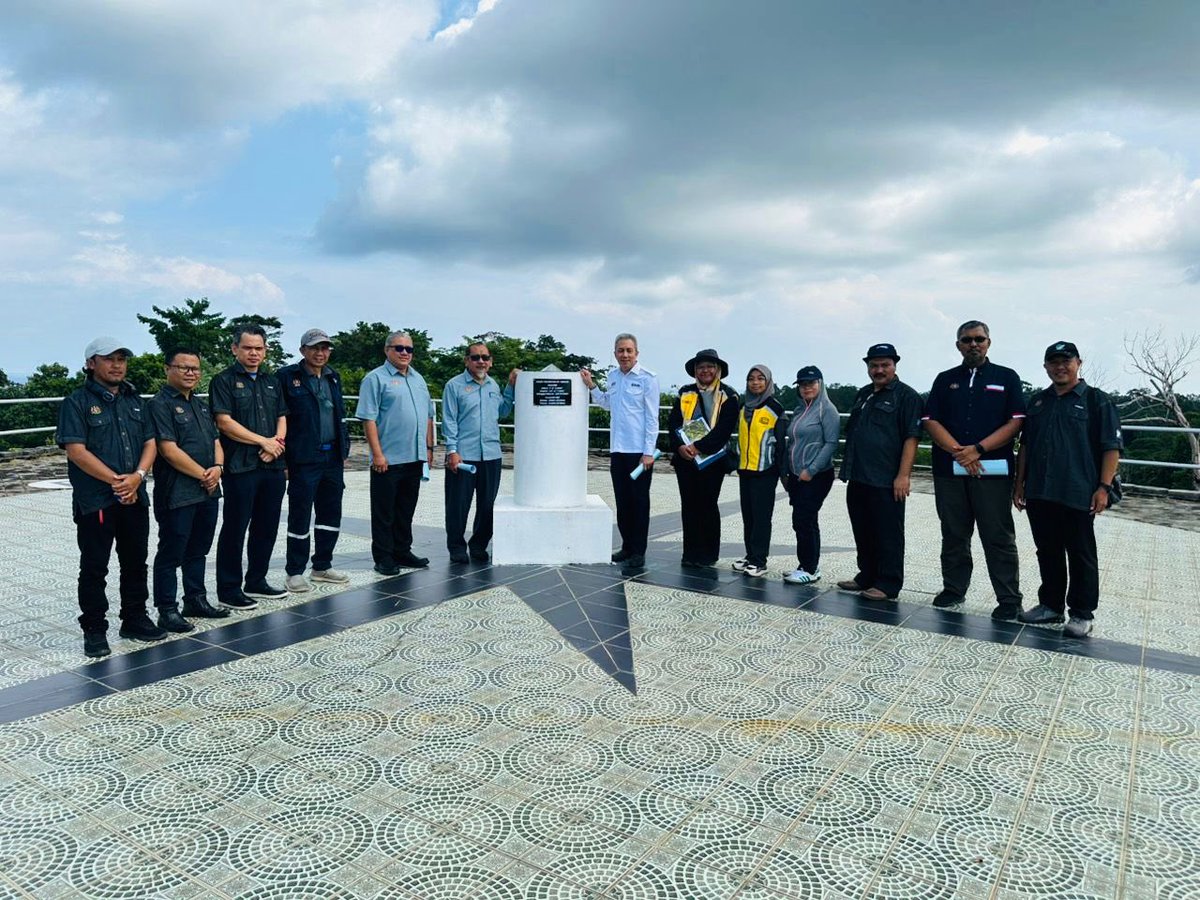 JKR Labuan (@jkrlabuan) on Twitter photo Lawatan Kerja Ketua Pengarah JUPEM YBhg. Dato’ LSr Hazri bin Hassan ke tapak projek bagi Kerja-Kerja Kecemasan Pembaikan Cerun Tapak Stesen Penyetigaan Timbalai JUPEM W.P Labuan. - Kerjasama baik dengan JKR WP Labuan
<a href="/RoslanisE/">Roslan bin Ismail</a>
<a href="/TKPKR_Infra/">TKPKR (Sektor Infra)</a>
<a href="/Shahrom_007/">Mohd Shahrom</a>
<a href="/IPJKR_Official/">JKR Malaysia Rasmi</a> Lawatan Kerja Ketua Pengarah JUPEM YBhg. Dato’ LSr Hazri bin Hassan ke tapak projek bagi Kerja-Kerja Kecemasan Pembaikan Cerun Tapak Stesen Penyetigaan Timbalai JUPEM W.P Labuan. - Kerjasama baik dengan JKR WP Labuan
<a href="/RoslanisE/">Roslan bin Ismail</a>
<a href="/TKPKR_Infra/">TKPKR (Sektor Infra)</a>
<a href="/Shahrom_007/">Mohd Shahrom</a>
<a href="/IPJKR_Official/">JKR Malaysia Rasmi</a>