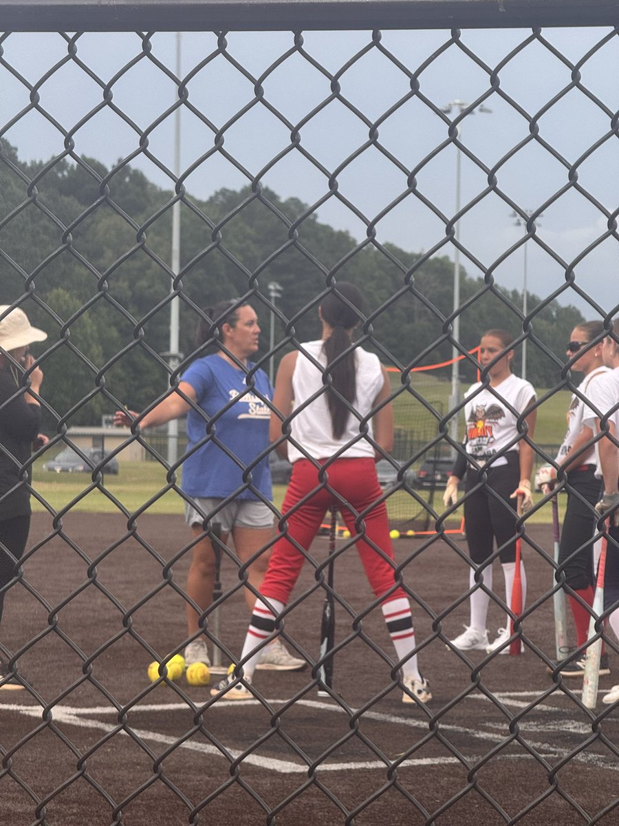 AnzBattle17's tweet image. Had an incredible time at the Owl City Camp today!
Loved getting to work with such knowledgeable coaches—they gave me some awesome feedback and really helpful tips. Grateful for the experience and excited to take what I learned back to the field!
@SUHawksSoftball @RUSoftball22…