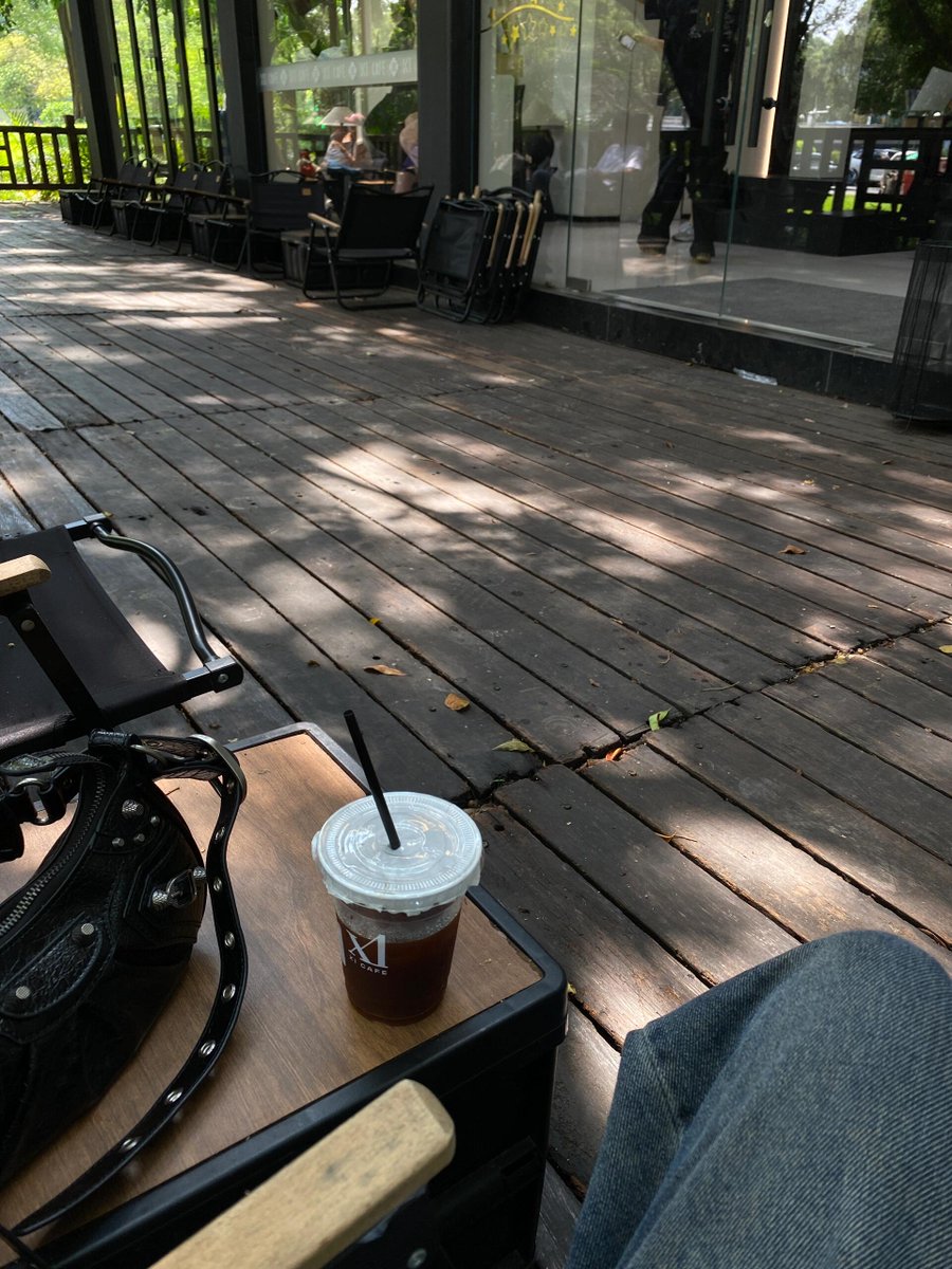 ☀️木漏れ日とアイスコーヒー🥤
静かな午後、心も少しずつほどけていく🌿🕊️