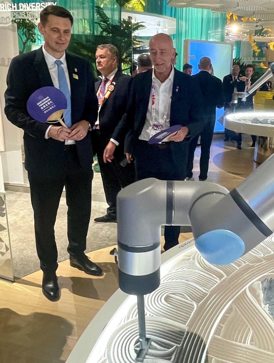 EUAmbJapan's tweet image. A very warm welcome to @AbrudeanMircea President of the Senate of Romania, who kindly visited the EU Pavilion at #expo2025osaka on the occasion of Romania's National Day! 🇪🇺🇷🇴