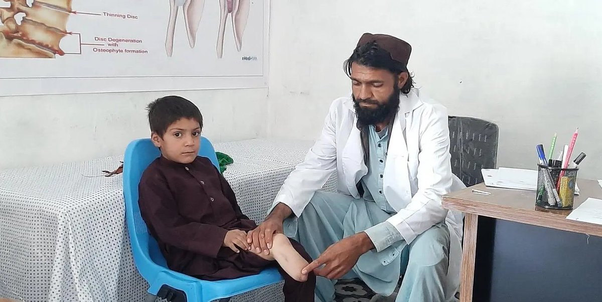 ECHO_Asia's tweet image. Nasibullah stepped on a landmine when he was 8 years old. The blast tore off his right leg.
Today, Nasibullah walks again with a prosthetic leg thanks to the @UNOCHA-managed Afghanistan Humanitarian Fund, supported by 🇪🇺.
Read more: tinyurl.com/y75mfzde