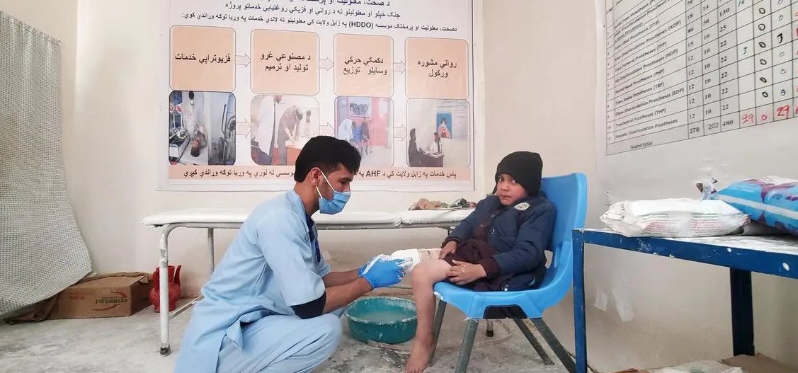 ECHO_Asia's tweet image. Nasibullah stepped on a landmine when he was 8 years old. The blast tore off his right leg.
Today, Nasibullah walks again with a prosthetic leg thanks to the @UNOCHA-managed Afghanistan Humanitarian Fund, supported by 🇪🇺.
Read more: tinyurl.com/y75mfzde