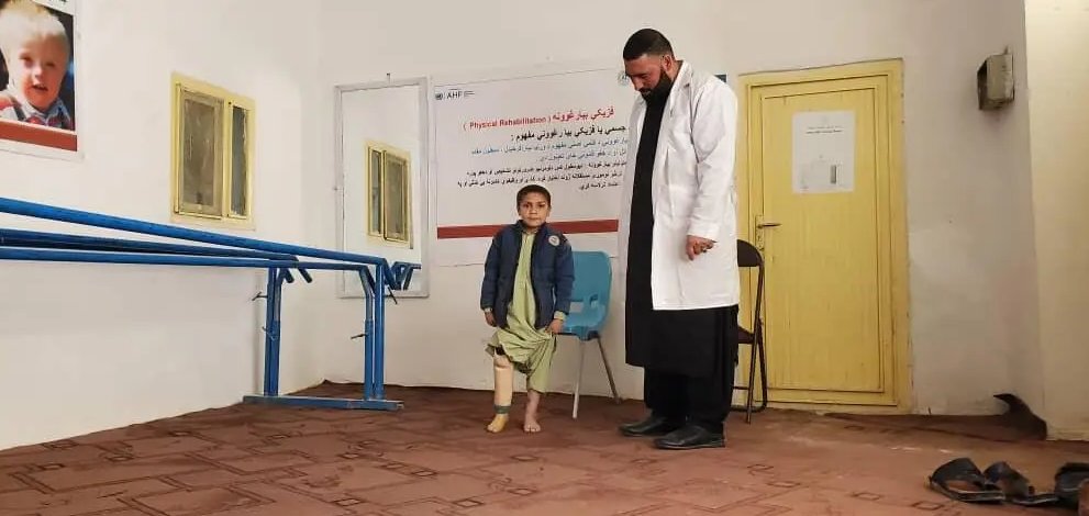 ECHO_Asia's tweet image. Nasibullah stepped on a landmine when he was 8 years old. The blast tore off his right leg.
Today, Nasibullah walks again with a prosthetic leg thanks to the @UNOCHA-managed Afghanistan Humanitarian Fund, supported by 🇪🇺.
Read more: tinyurl.com/y75mfzde