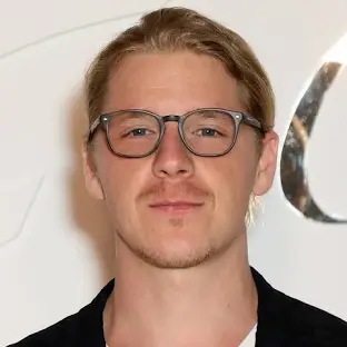 merlinpapin3's tweet photo. .@FredOL69007 On souhaite un Bon Anniversaire ร #DanielWebber qui a 37 ans on peut le voir dans
Billy the Kid
Danger Close
The Dirt
11.12.63
Escape From Pretoria
Seriously red https://t.co/UhxdlIxqOh