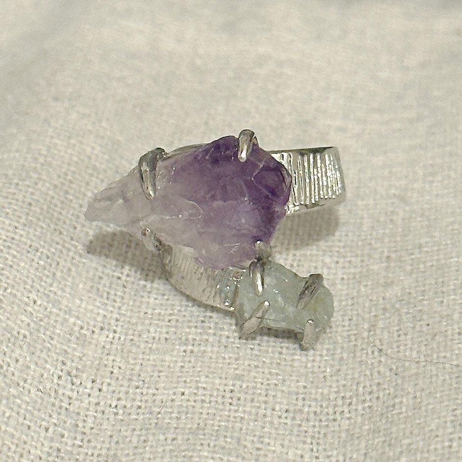 【Natural Stone Ring 】
🍇葡萄色の星屑(一点物)

¥8000
thebase.com/to/item?item_i…
天から零れた一粒の宇宙が、指先で輝く。  

素材 ：天然石、クリスタル、925シルバー

#airoselect #AIRO #ring #指輪 #天然石 #アクセサリー好きさんと繋がりたい #手作り #ハンドメイド作品 #ハンドメイドリング