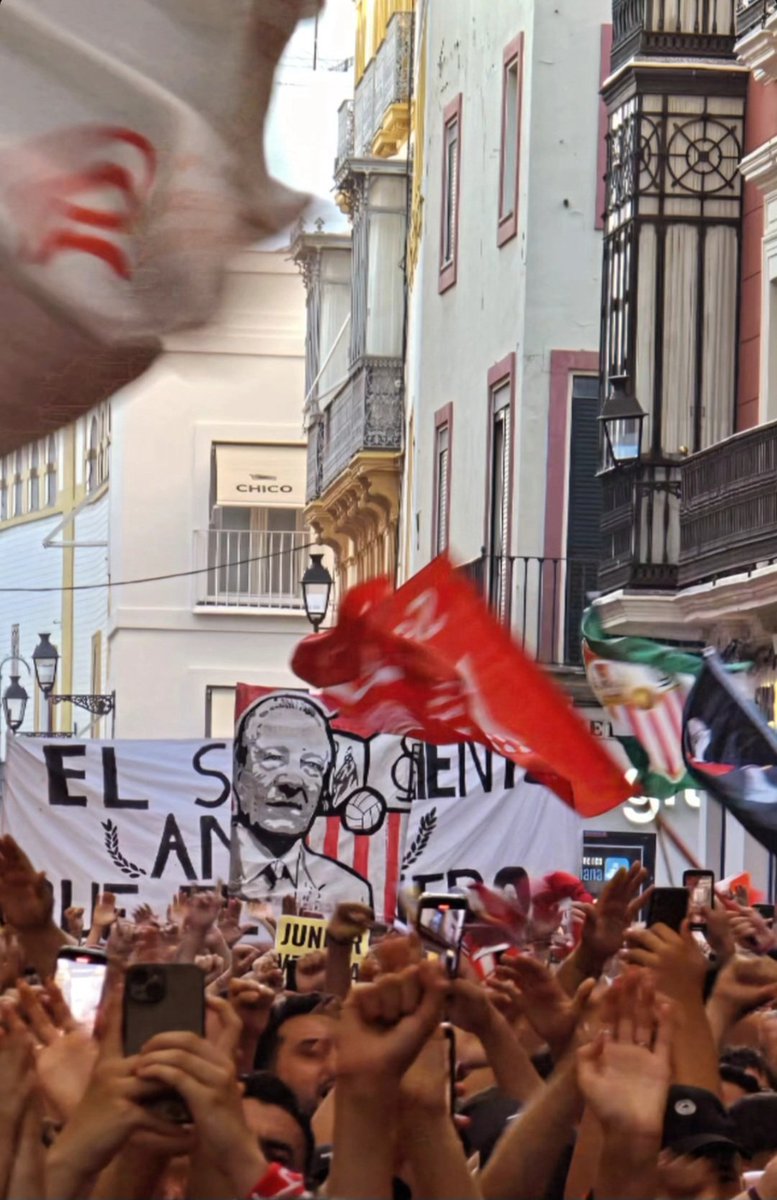 ⚪️🔴Esta imagen podría ser fácilmente una de esas imágenes que hemos visto tantas veces en nuestra bendita ciudad x la llegada de plata a nuestras vitrinas, pero esta vez no es así.
Y es lo que deberían mirarse los que llevan traje y se sientan en el palco.
FUERA DEL SEVILLA🔴⚪️