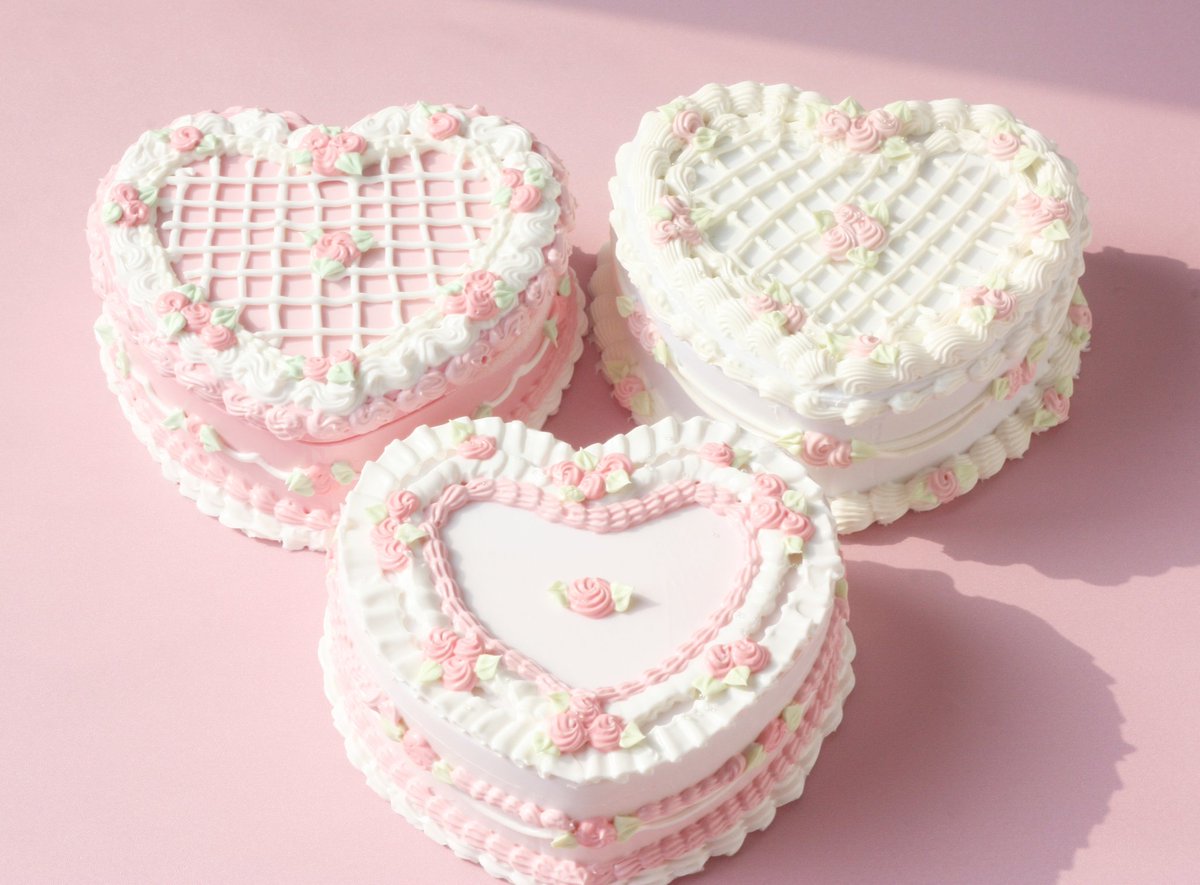 Hwe___N's tweet image. .A__A ✨🎂✨ A__A
( •⩊•) _______ (•⩊• )
(>🍰>) | | (<🧇<)
특별한 날에만 케이크를 먹는다던데,
케이크를 먹으면 특별한 날이 되지 않을까?!
~ 와플과 케이크가 차려진 식탁 ~