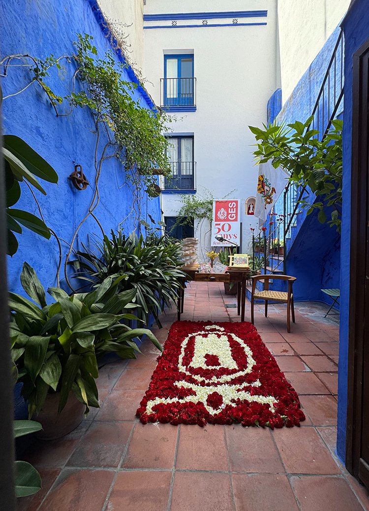 Podeu llegir l'article setmanal de <a href="/vinyetp/">Vinyet Panyella</a> en la seva secció 'El Marge Llarg'. Aquesta setmana ens parla del Pati Blau, que aquest Corpus ha estat guarnit pel Grup d'Estudis Sitgetans.
▶️ lecodesitges.cat/el-g-e-s-al-pa…