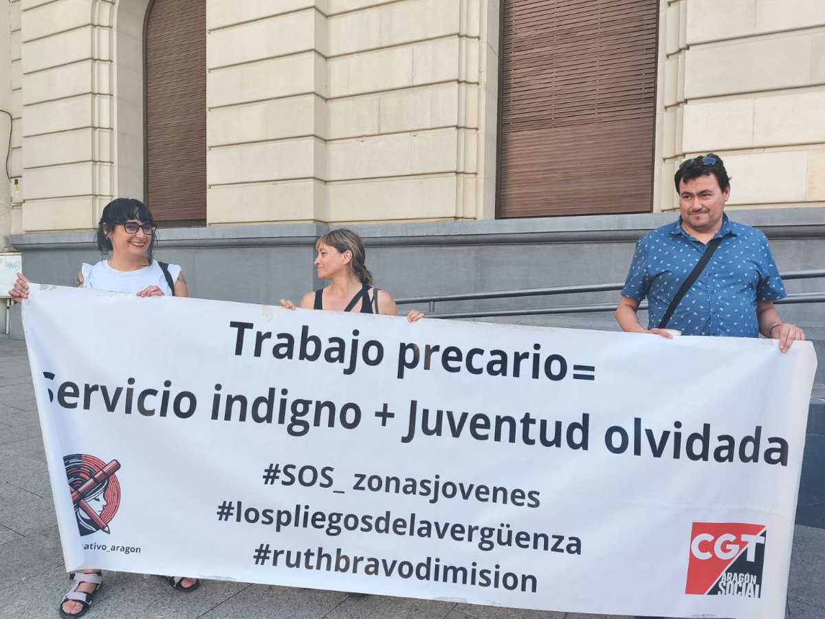 Ayer diferentes secciones de <a href="/CGT/">CGT</a> (Universidad, Educación Pública, Ocio Educativo, Protección y Reforma,..) nos concentramos en defensa los servicios públicos.