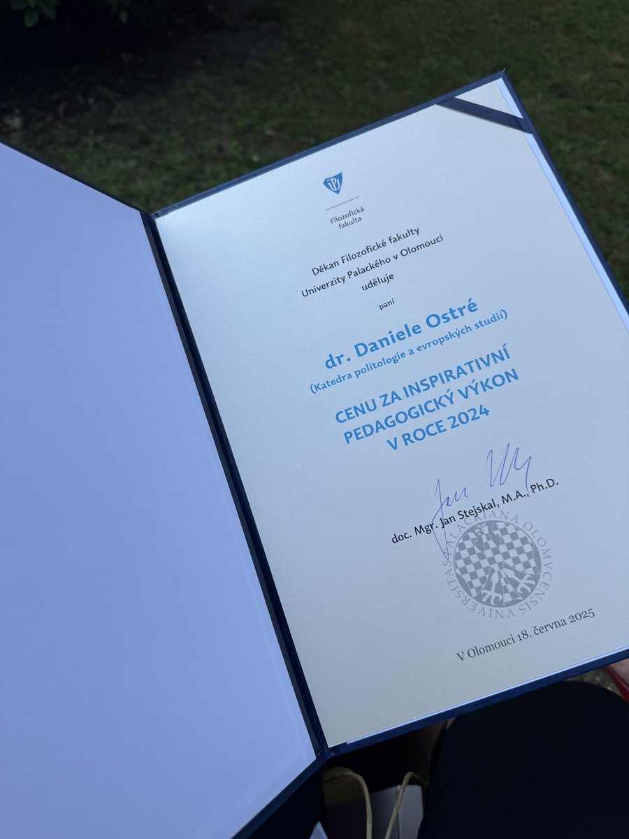 DanielaOstra's tweet photo. Před týdnem jsem dostala ocenění, kterému pořád nemůžu uvěřit. Obrovská radost i pokora. O to víc, že vychází z evaluaci studentů. Pro mě další motivace dále na sobě pracovat.
@FF_UP #politologie_olomouc #kpes #lovemyjob https://t.co/qmNYihP9Gx