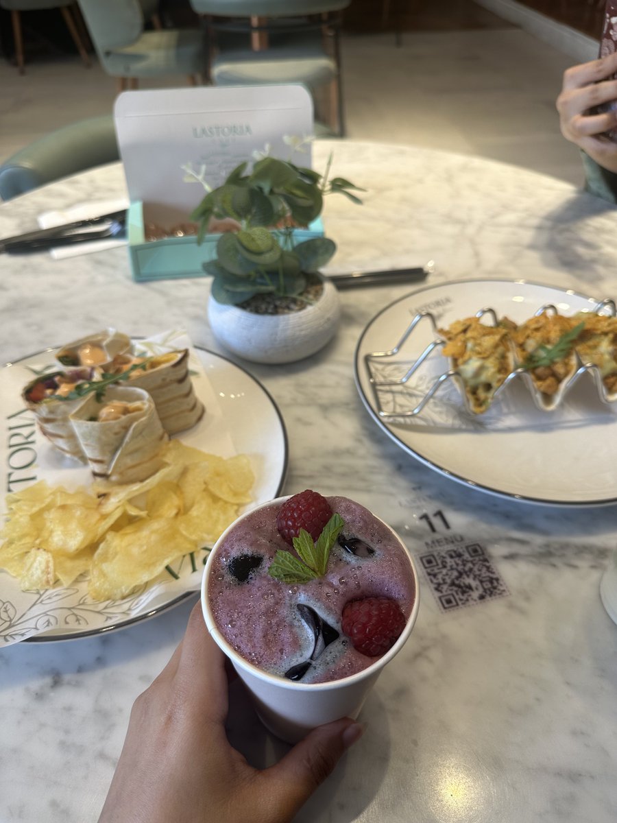 طالعين بالصباح قلك فطور واجواء رايقه بس لعله الشمس كانت عندها رأي اخر 
بس عادي الفطور كان لذيذ