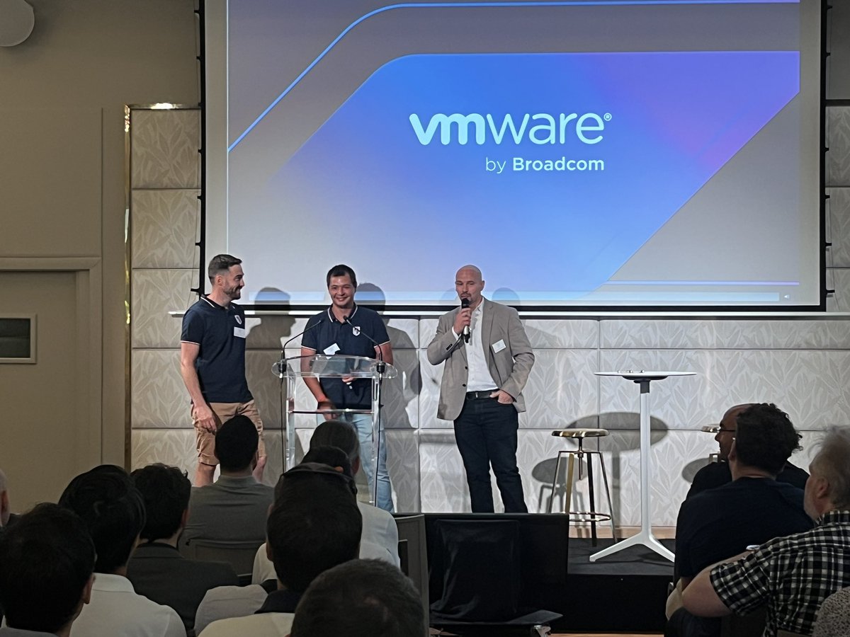 🚀 C’est parti à Paris pour une journée dédiée à l’innovation IT !
Jeremy et Gaël, leaders de la communauté #VMUGFR ouvrent l’événement “The Smarter Way to Cloud Roadshow” au Pavillon Élysée.🔹 Une journée pour échanger, s’informer, et s’inspirer autour des solutions #VMware