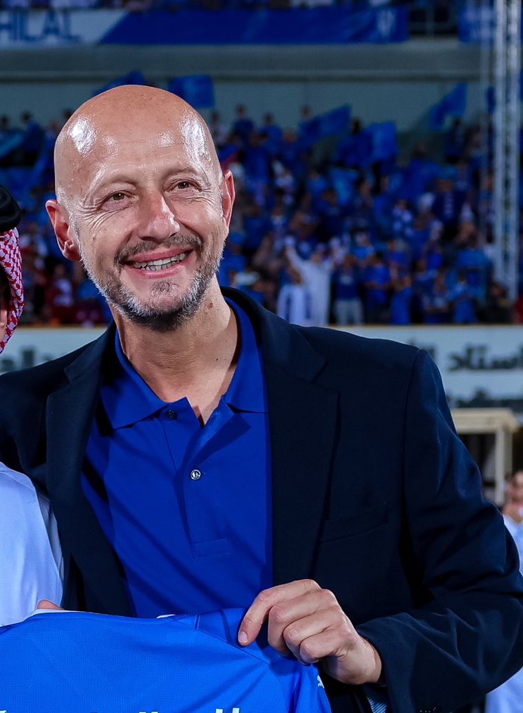 موقف حصل أمامي:
أحد الإخوة المبتعثين في امريكا قابل السيد ستيف كالزادا، الرئيس التنفيذي لنادي الهلال، وطلب منه بالإنجليزية أن يلتقط صورة معه. فرد عليه ستيف بالحرف وقال: “على خشمي”.

كل الاحترام لهذا الرجل، جاء وتعلم اللغة العربية، بل حتى أتقن اللهجة السعودية، رغم أنه لم يكن