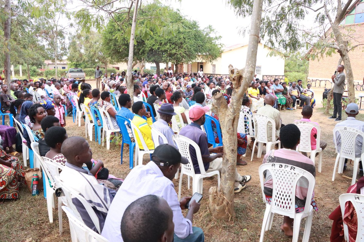 Umurenge wa Rilima - Akarere ka Bugesera (@rilimabugesera) on Twitter photo Iyo Umuyobozi yegereye abaturage amenya n'ibibazo bafite bigashakirwa ibisubizo. Umuyobozi w'Akarere ka <a href="/BugeseraDistr/">Bugesera District</a> bwana <a href="/MutabaziRich/">Richard Mutabazi</a> yasuye abaturage b'umurenge wa <a href="/RilimaBugesera/">Umurenge wa Rilima - Akarere ka Bugesera</a> baganira ku cyabateza imbere anabasaba no gukomeza gutahiriza umugozi umwe. Iyo Umuyobozi yegereye abaturage amenya n'ibibazo bafite bigashakirwa ibisubizo. Umuyobozi w'Akarere ka <a href="/BugeseraDistr/">Bugesera District</a> bwana <a href="/MutabaziRich/">Richard Mutabazi</a> yasuye abaturage b'umurenge wa <a href="/RilimaBugesera/">Umurenge wa Rilima - Akarere ka Bugesera</a> baganira ku cyabateza imbere anabasaba no gukomeza gutahiriza umugozi umwe.