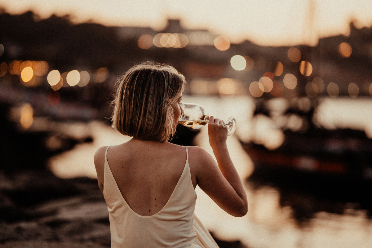 Hay momentos que saben mejor cuando se disfrutan despacio.
Como una copa de vino con D.O. al atardecer, sin prisas.
Porque el verdadero disfrute está en la moderación.
🍷 Brinda con responsabilidad. Disfruta con sentido.
#vino #vinoDO #DenominacióndeOrigen