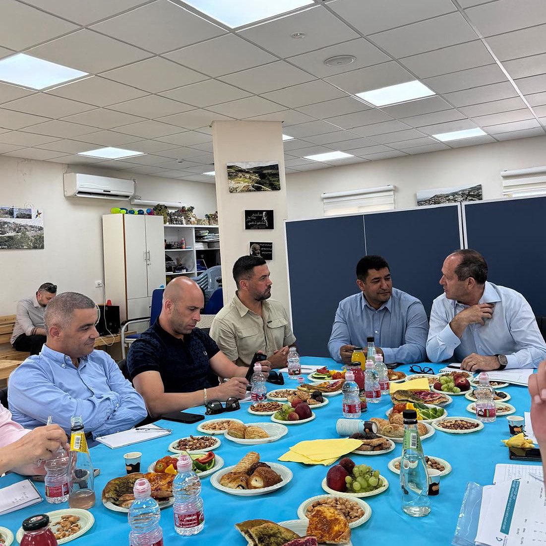 NirBarkat's tweet image. המגזר הדרוזי הוכיח את המחויבות העמוקה שלו למדינת ישראל ובמיוחד במלחמה.
הגעתי אמש עם צוות משרד הכלכלה והתעשייה לפגישה עם ארבעת ראשי המועצות הדרוזיות ברמת הגולן - ראש מועצת עין קניא וואיל מוגרבי, ראש מועצת מגדל שמס דולאן אבו סאלח, ראש מועצת בוקעאתא וויליאם אבו עואד, וראש מועצת…