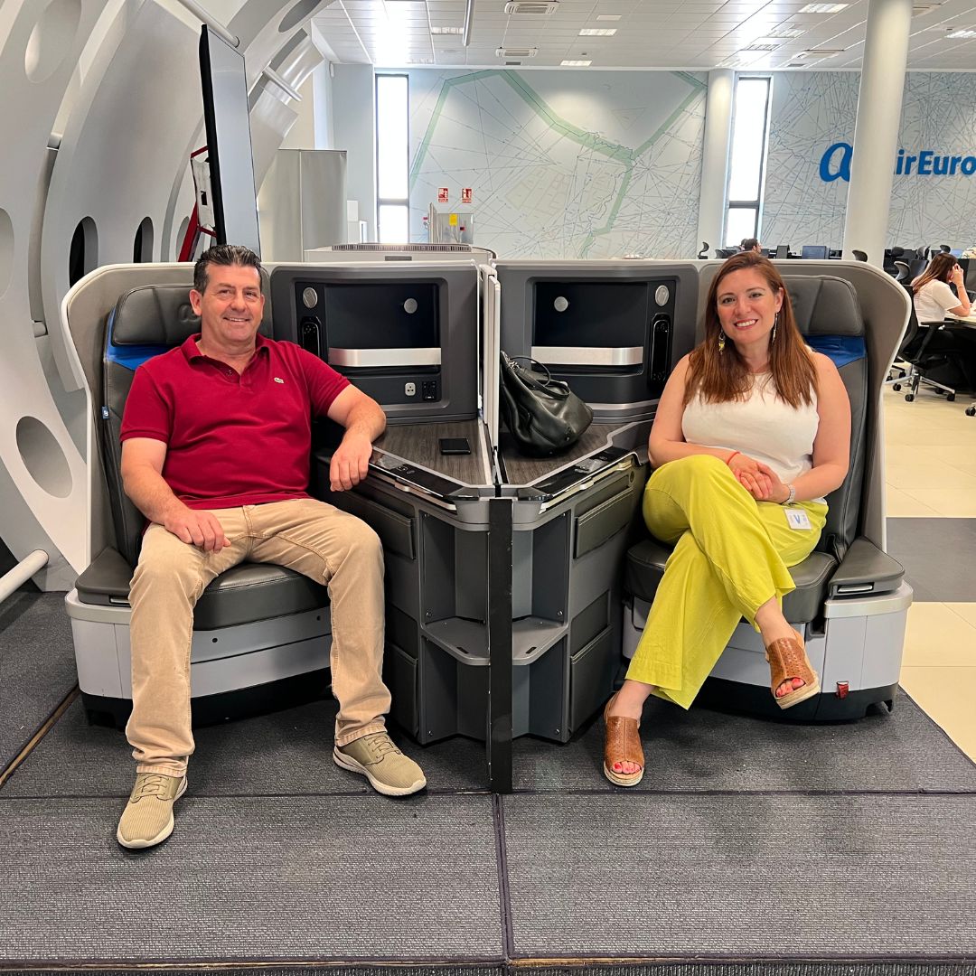 ¡Air Europa Suma celebra a nuestra clienta número 3 millones!  ✈️ Para conmemorar este hito, tuvimos el honor de recibirla en nuestras instalaciones, donde pudo conocer el hangar de mantenimiento y el Centro de Operaciones Integrado. El programa Air Europa Suma cuida, acompaña y